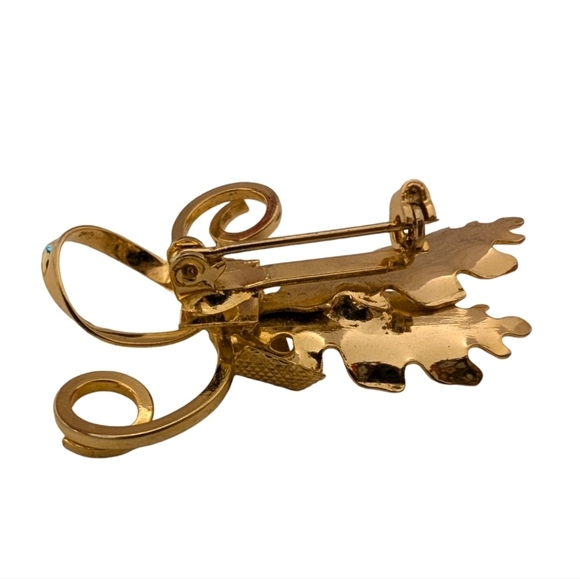 VINTAGE OAK Delicate Gold Brooch Twirl Leaf Retro Lapel Pin - Picture 5 of 8